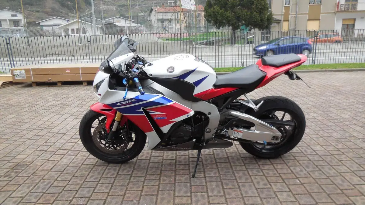 Honda CBR 1000 RR Fireblade (2012 - 16) (2)