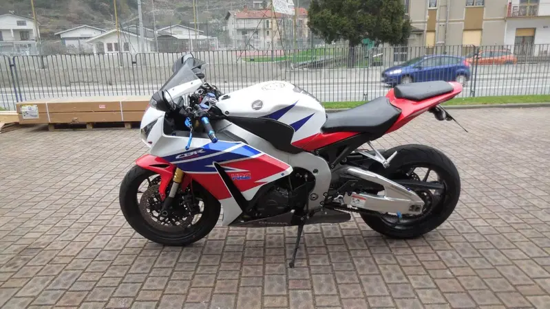 Honda CBR 1000 RR Fireblade (2012 - 16) (2)