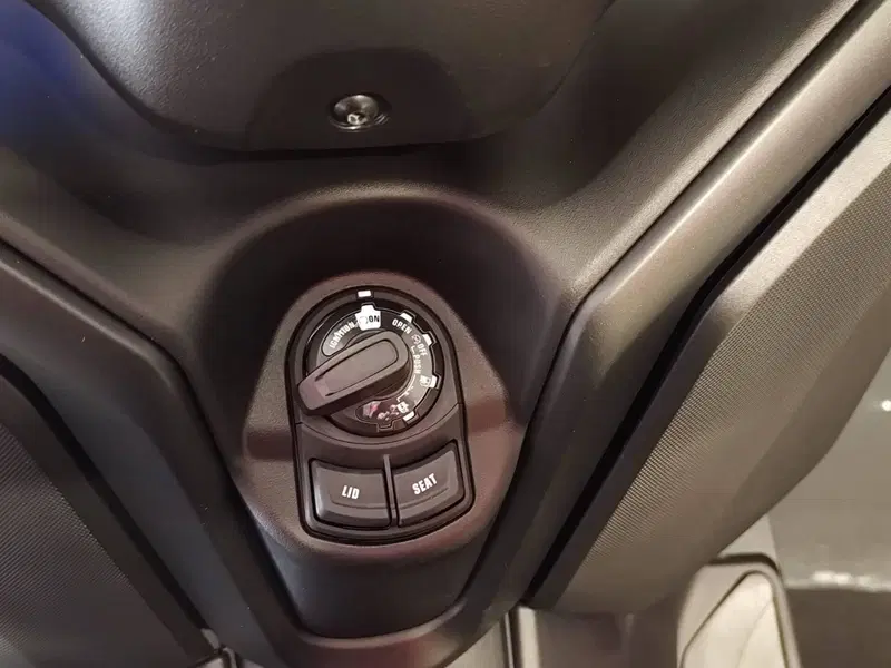 Yamaha X-Max 300 (2025 - 26) (17)