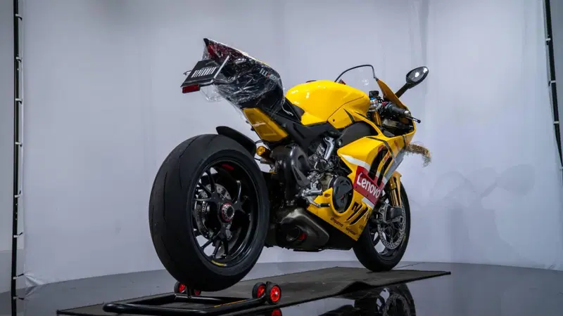 Ducati Panigale V4 Bagnaia 2022 World Champion Replica (2023) (6)