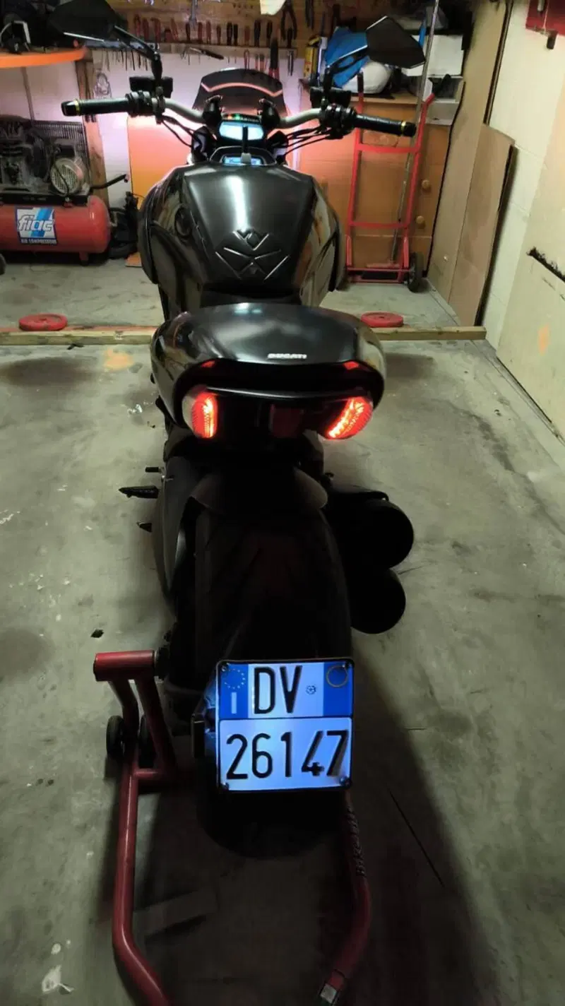 Ducati Diavel 1200 Carbon (2010 - 13) (6)