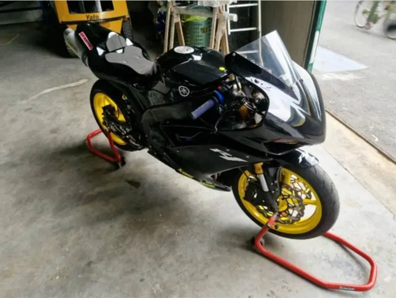 Yamaha YZF R1 (2007 - 08) (12)
