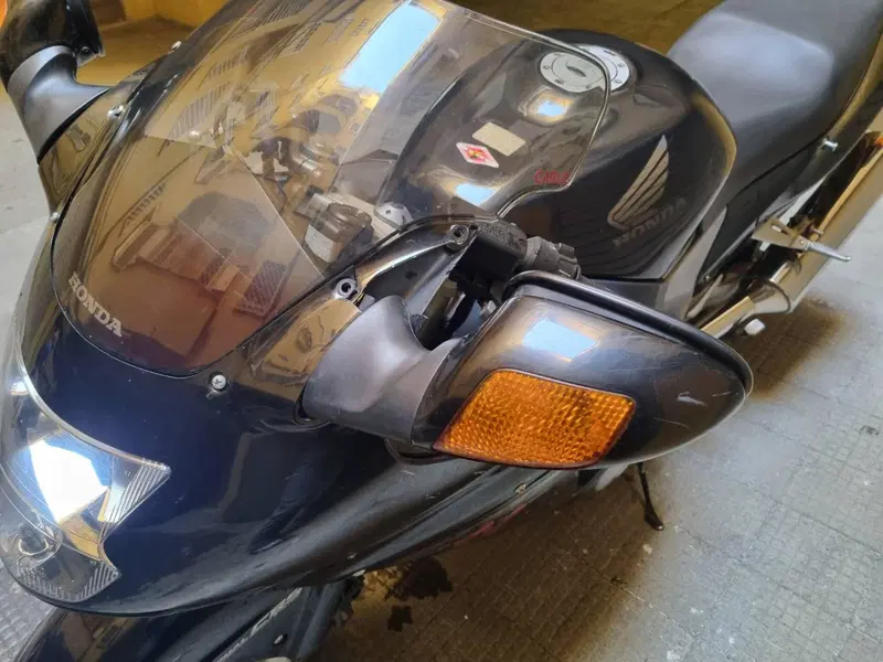 Honda CBR 1100 XX Superblackbird (1999 - 00) (5)