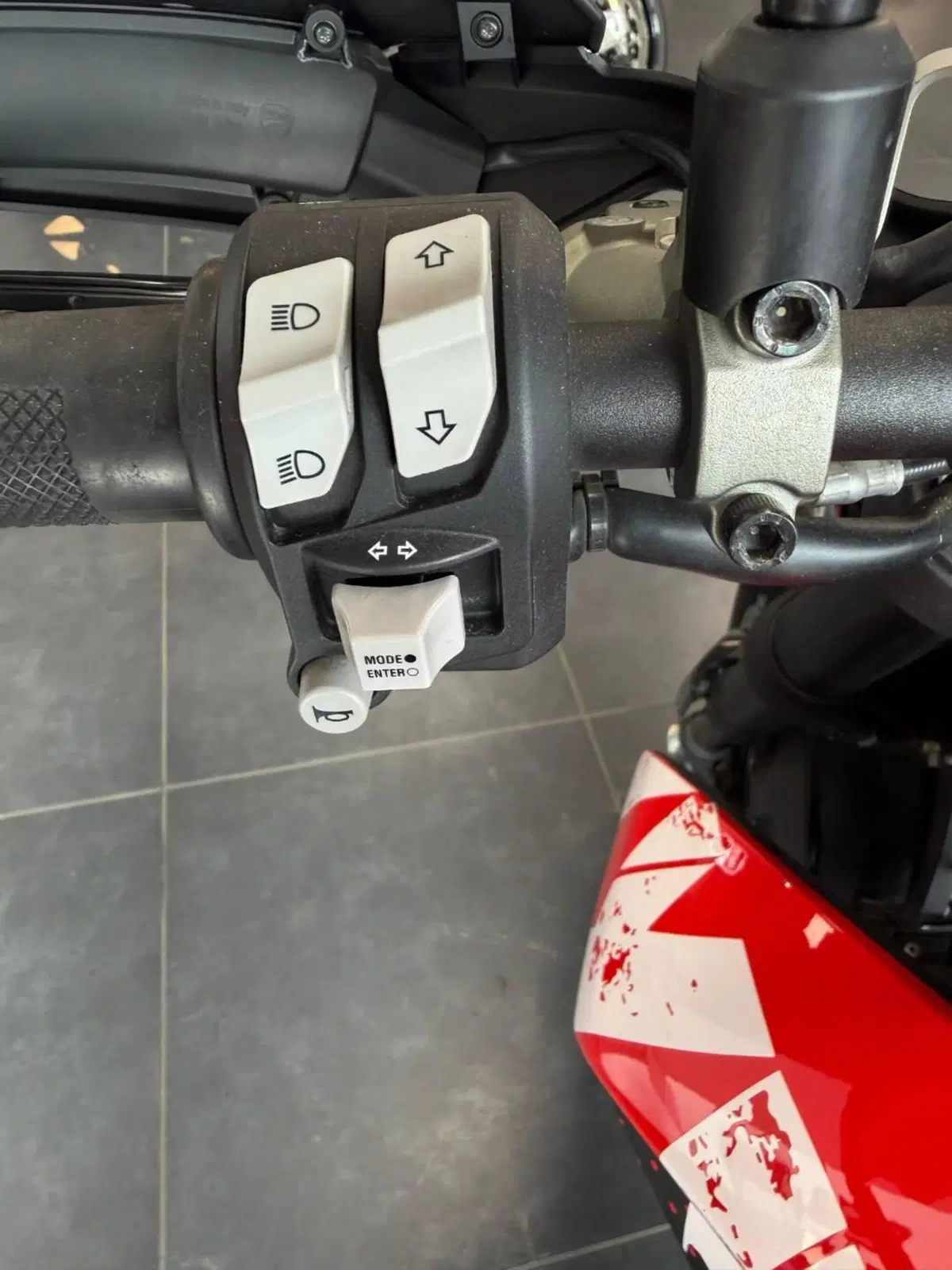 Ducati Hypermotard 950 RVE (2022 - 25) (8)