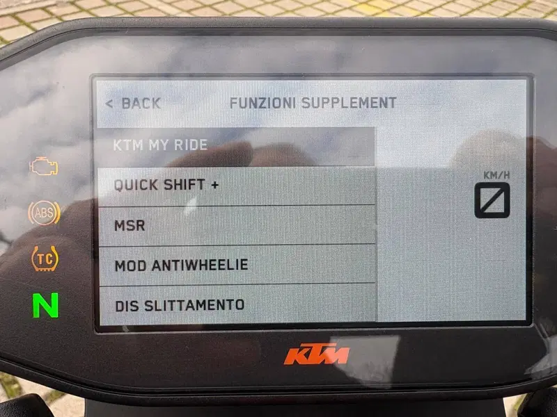 KTM 890 Duke R (2021) (2)