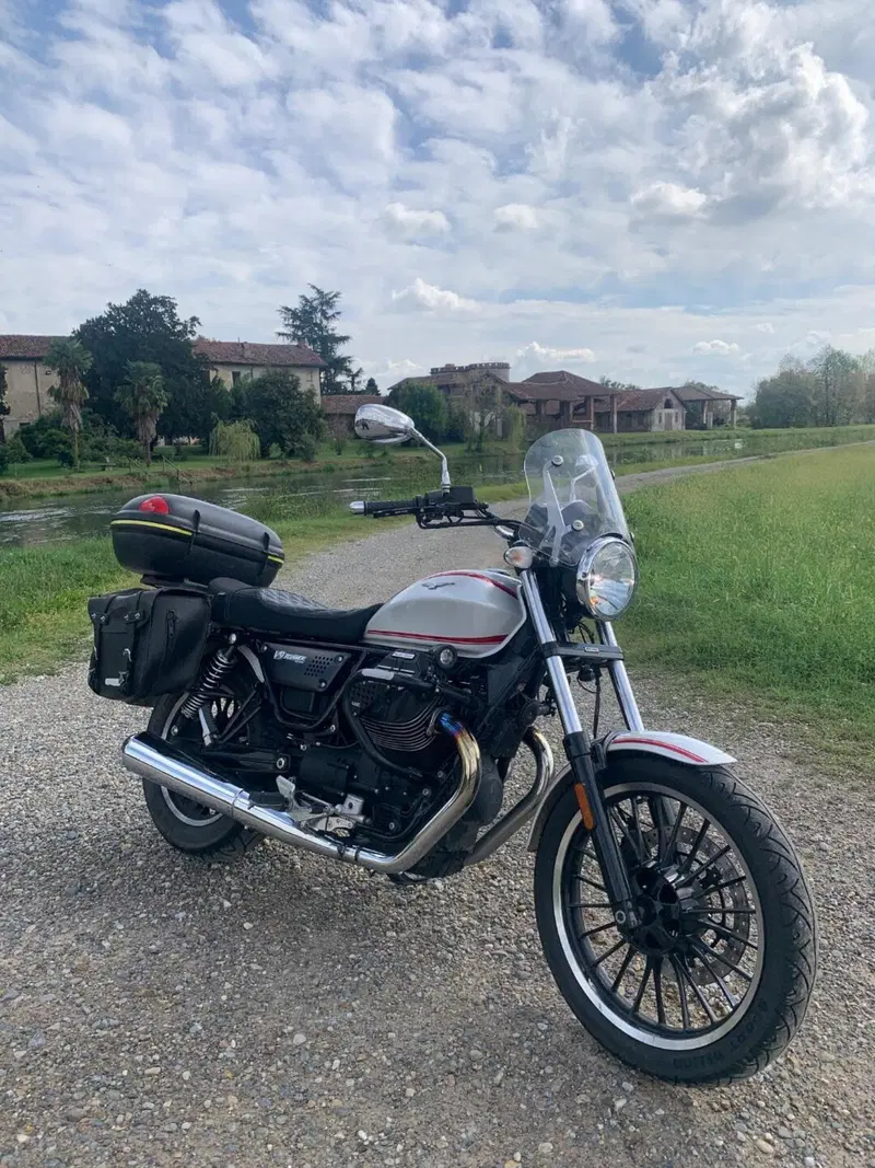 Moto Guzzi V9 Roamer (2016 - 18) (2)