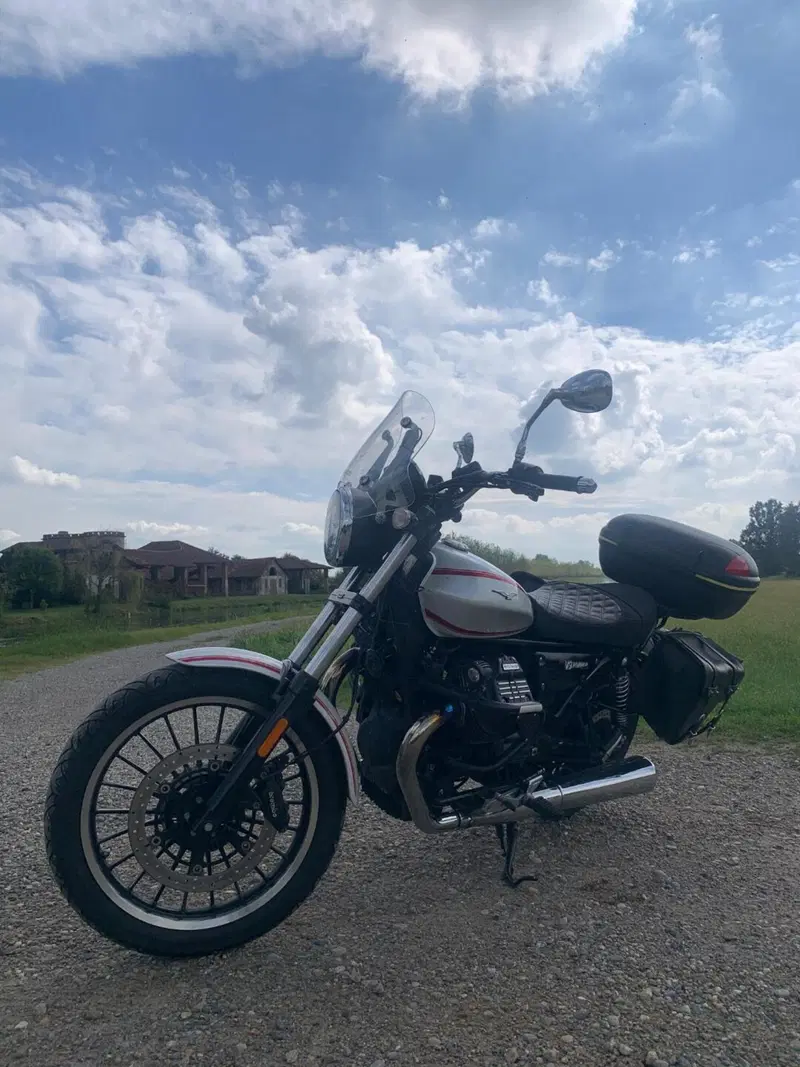 Moto Guzzi V9 Roamer (2016 - 18) (11)
