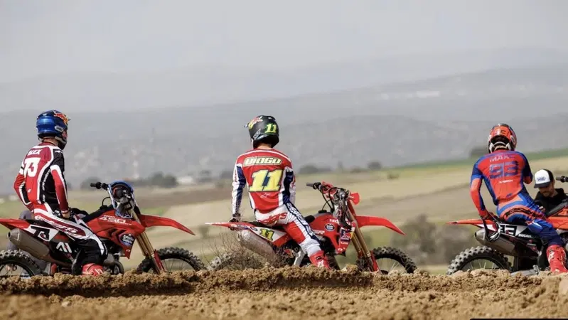 MotoGP 2026. Allenamento per Marc Marquez insieme al fratello Alex, Diogo Moreira&hellip;e il suo cane