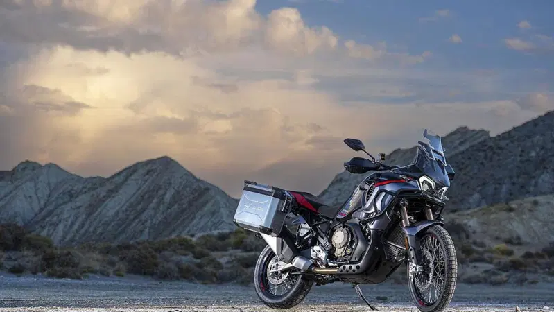 MV Agusta Enduro Veloce MY26: ora &egrave; tutto incluso di serie