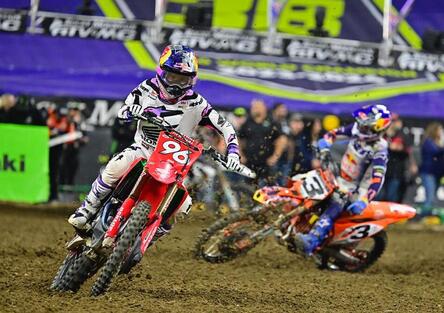 Lawrence piega Tomac a Indianapolis: Triple Crown spettacolare nel Supercross 2026[VIDEO]