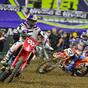 Lawrence piega Tomac a Indianapolis: Triple Crown spettacolare nel Supercross 2026[VIDEO]