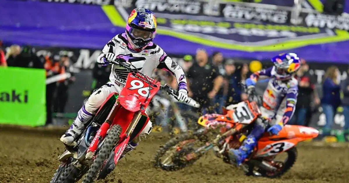 Lawrence piega Tomac a Indianapolis: Triple Crown spettacolare nel Supercross 2026[VIDEO]