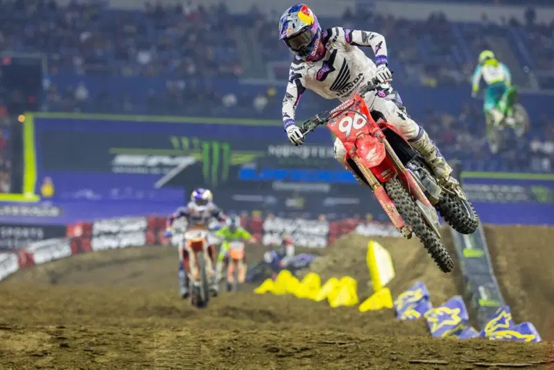 La foto che racchiude il terzo main event. Una lotta di nervi tra Lawrence e Tomac