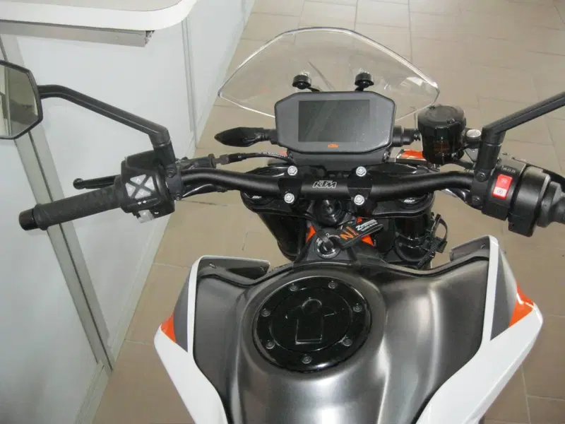 KTM 890 Duke R (2020) (9)