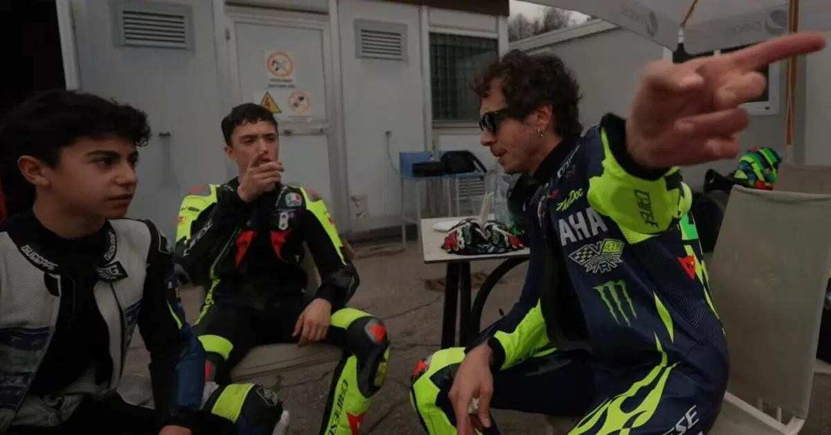 MotoGP 2026. Valentino Rossi in modalit&agrave; coach: i preziosi consigli ai giovani piloti dell&rsquo;Academy [VIDEO]