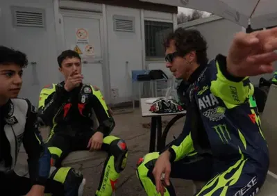 MotoGP 2026. Valentino Rossi in modalità coach: i preziosi consigli ai giovani piloti dell’Academy [VIDEO]