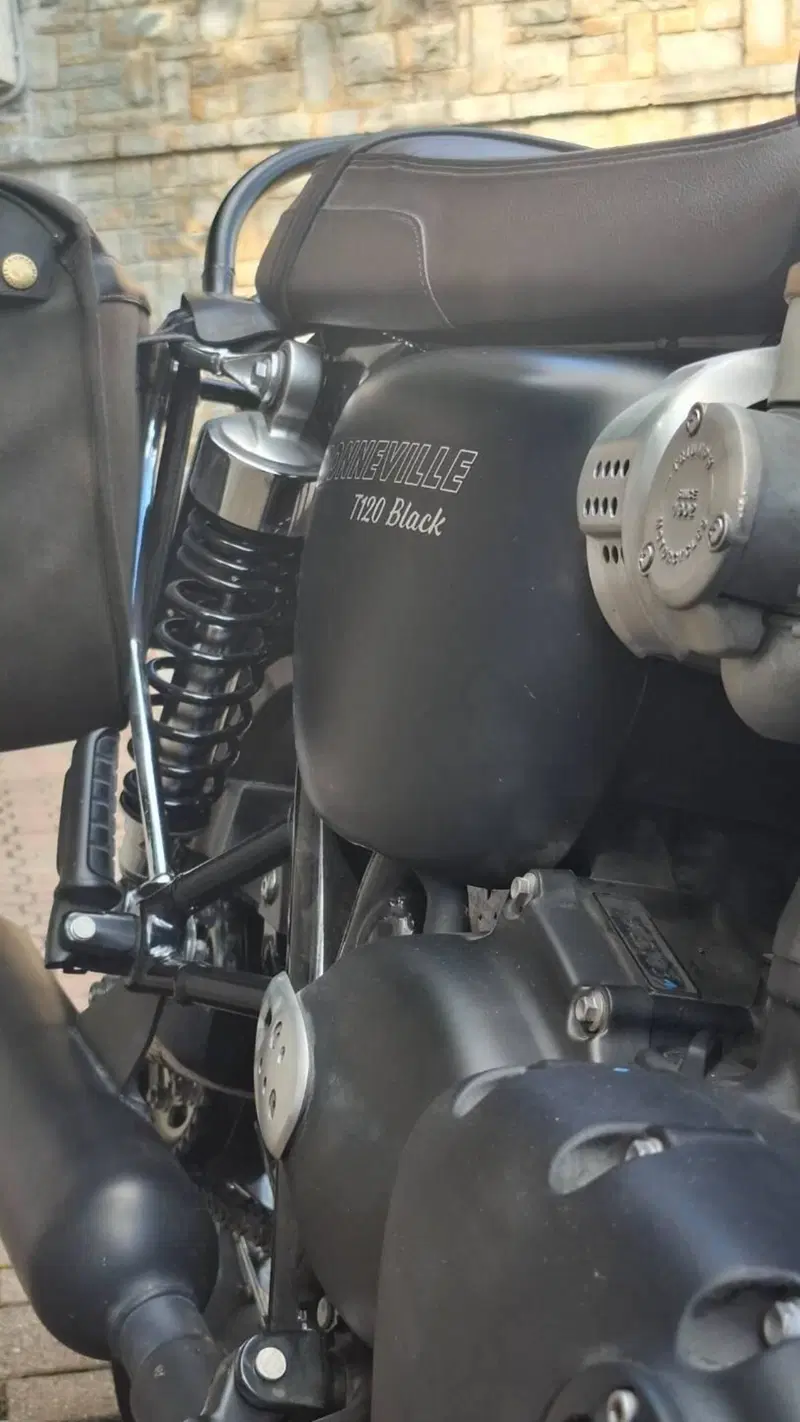 Triumph Bonneville T120 Black (2021 - 25) (6)
