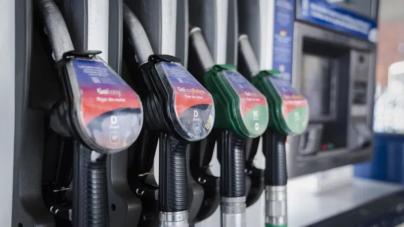 Benzina e gasolio, prezzi anomali alla pompa: la Guardia di Finanza indaga su due grandi compagnie