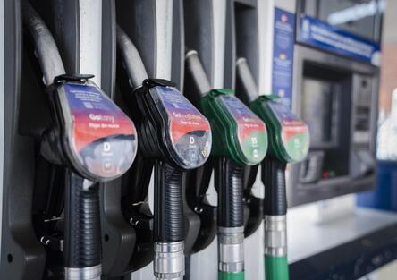 Benzina e gasolio, prezzi anomali alla pompa: la Guardia di Finanza indaga su due grandi compagnie