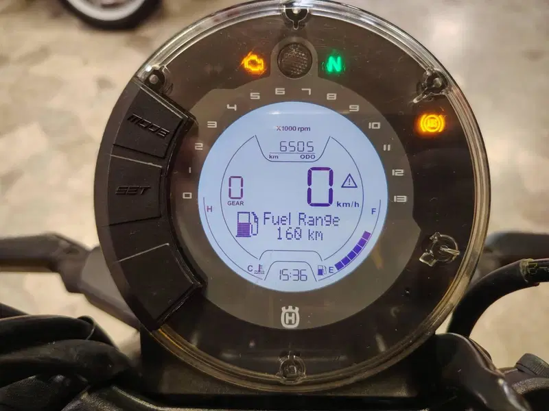 Husqvarna Svartpilen 401 (2021 - 23) (5)
