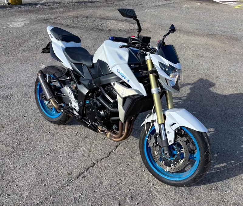 Suzuki GSR 750 (2010 - 15) (2)