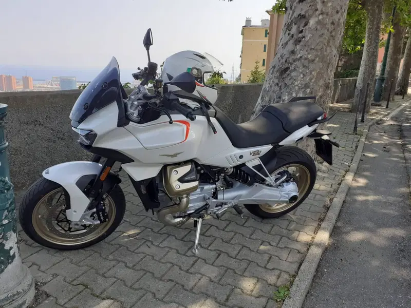 Moto Guzzi V100 Mandello (2022 - 24)