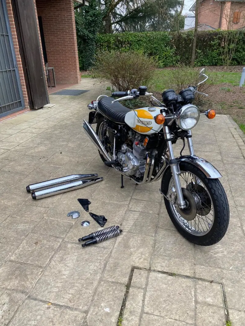 Triumph Trident T160 (5)