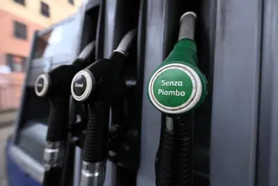 Prezzi di benzina e diesel, la salita perde slancio: primo segnale di frenata dopo settimane di rincari