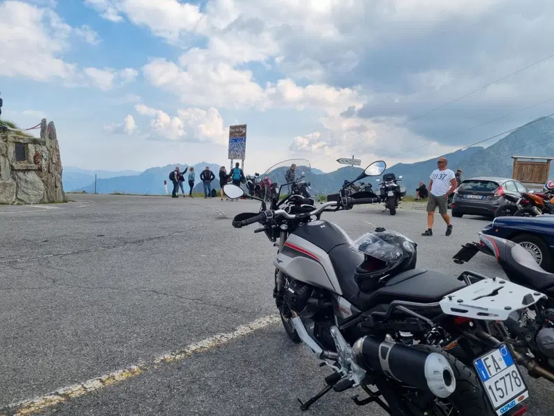 Moto Guzzi V85 TT Travel (2021 - 23) (3)