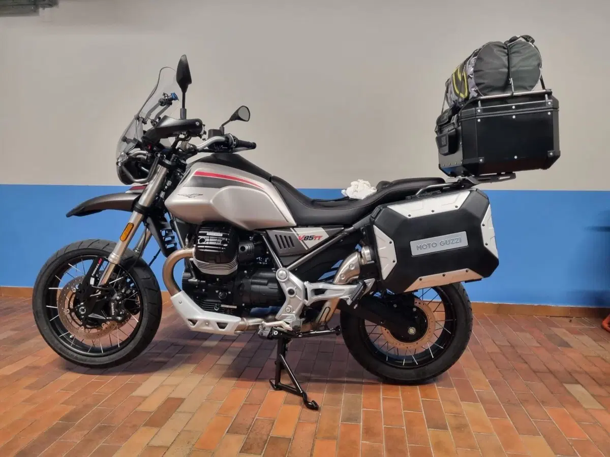 Moto Guzzi V85 TT Travel (2021 - 23)