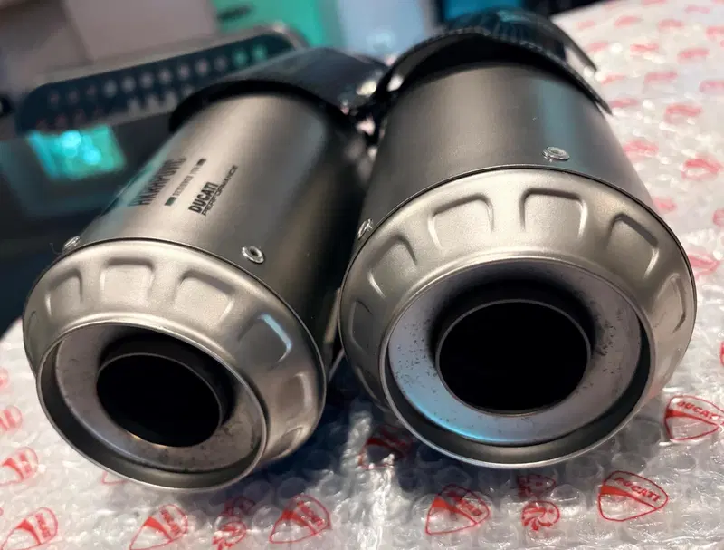 Silenziatore Akrapovic Ducati Supersport 939 950 s (3)
