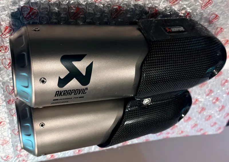 Silenziatore Akrapovic Ducati Supersport 939 950 s (4)