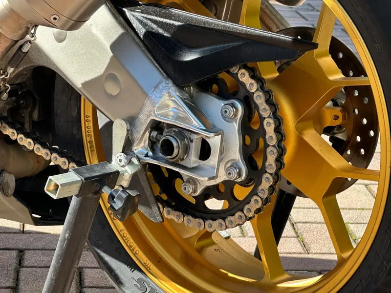 Aprilia RSV 1000 R Factory (2006 - 09) (3)