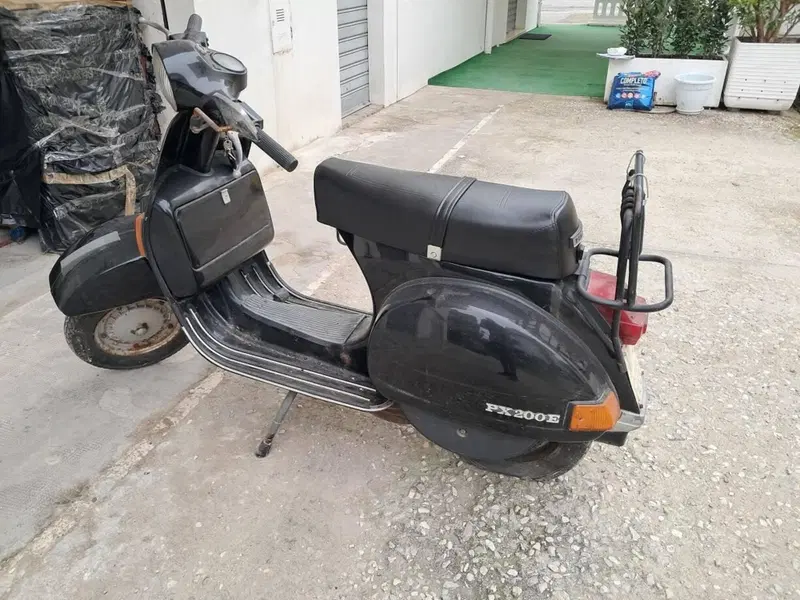 Piaggio VESPA P200E (2)