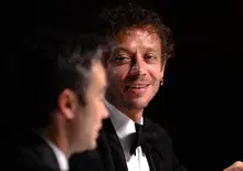 È una cena incredibile questa, ahhahaha ha detto Valentino Rossi, al tavolo con altri campioni: Non guiderò più una MotoGP. Bez è il più in forma [VIDEO]