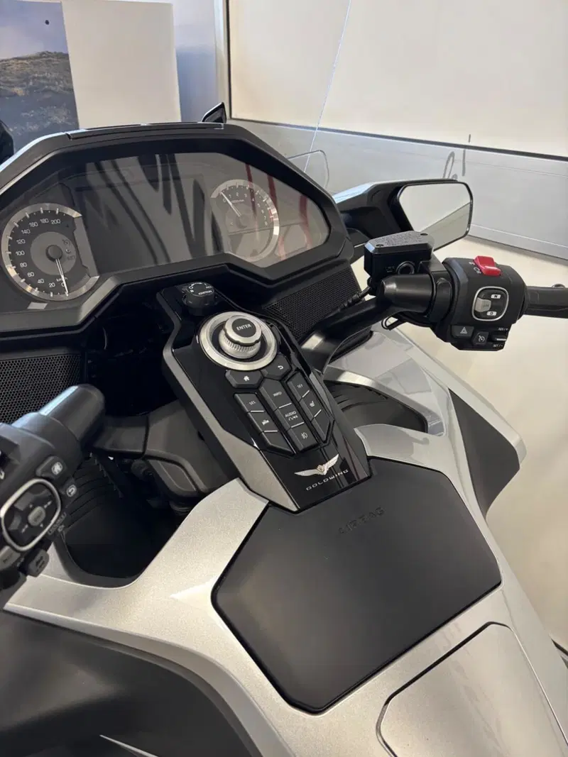 Honda GL 1800 Gold Wing Tour 50° Anniversario (2025 - 26) (10)