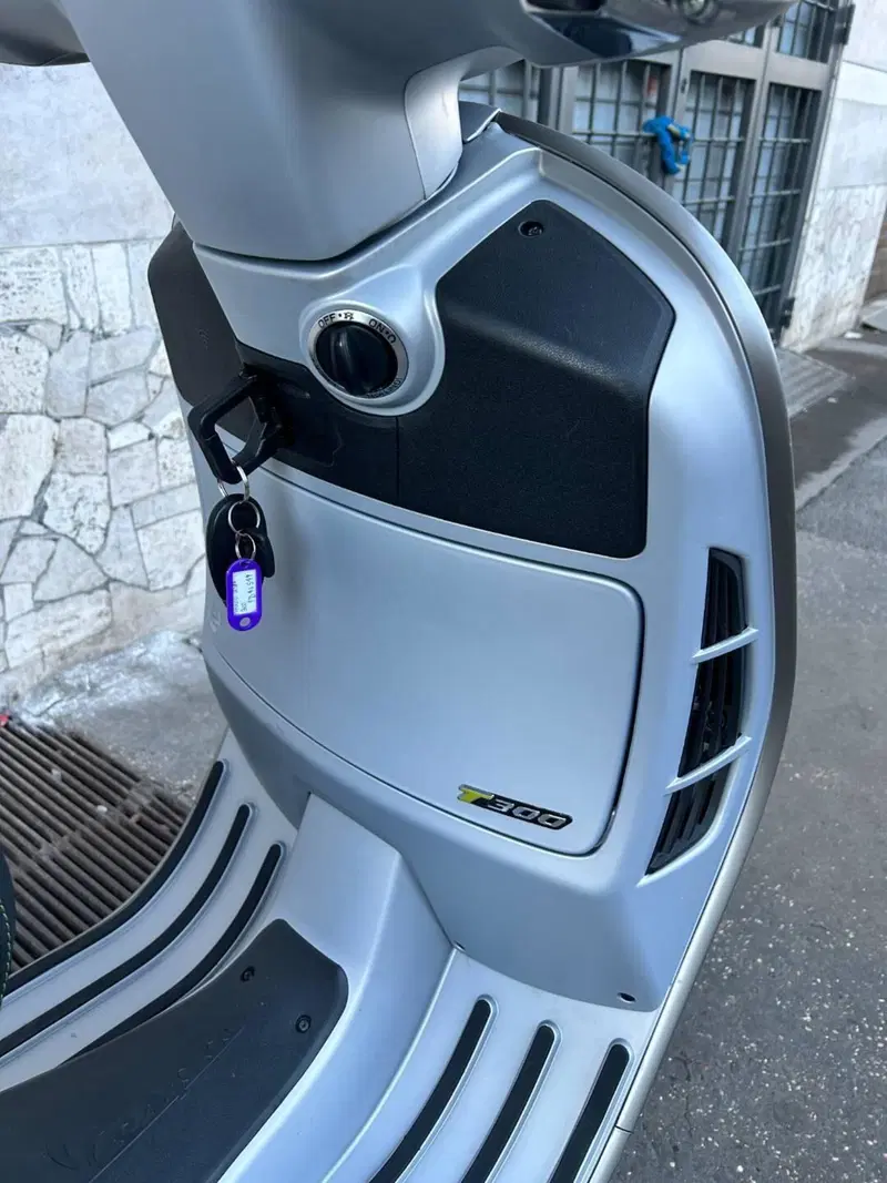 Vespa GTS 300 Super Tech (2023 - 24) (3)