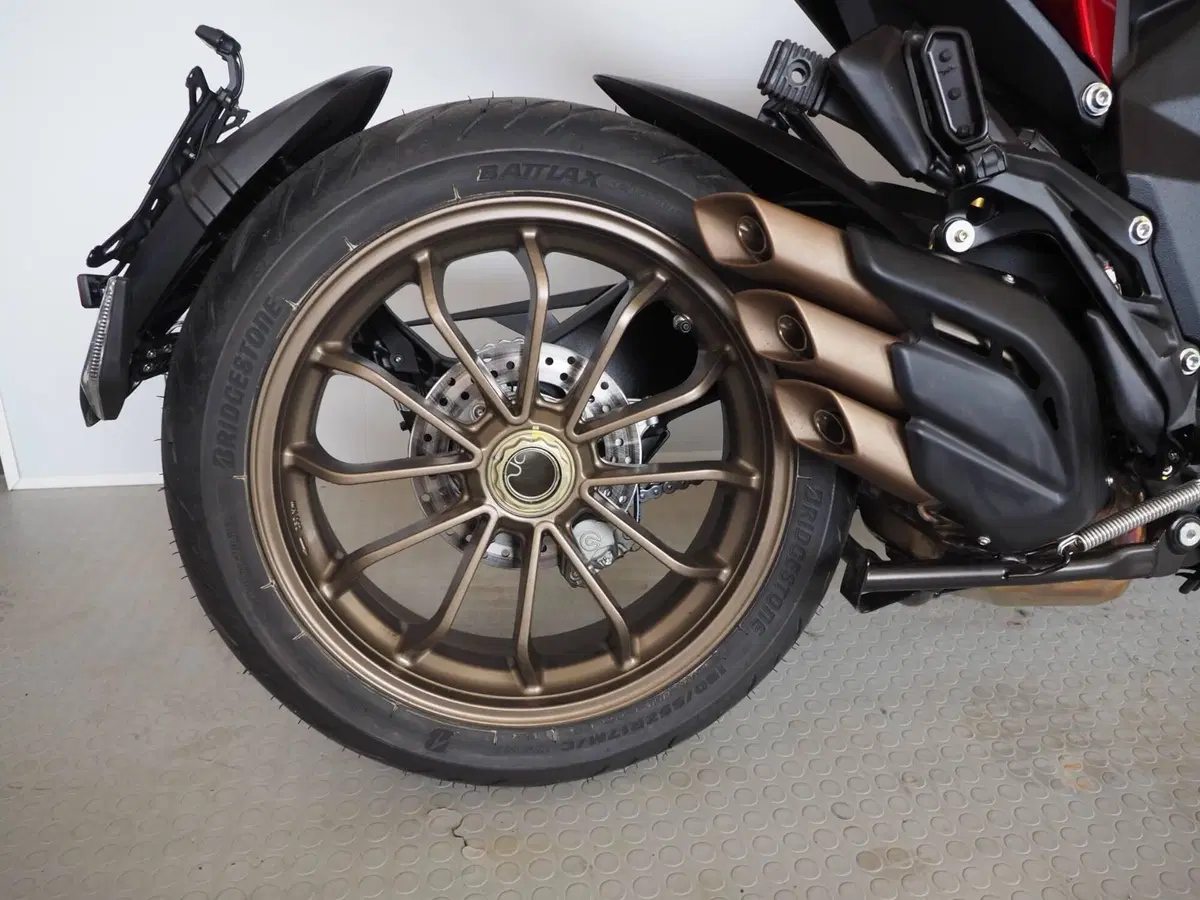 MV Agusta Turismo Veloce 800 Lusso SCS (2021 - 26) (3)