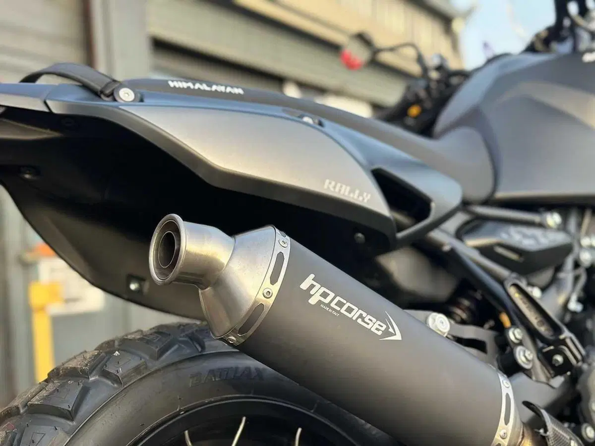 In Inghilterra la RE Himalayan 450 diventa Phantom Edition, per l'off-road estremo (3)