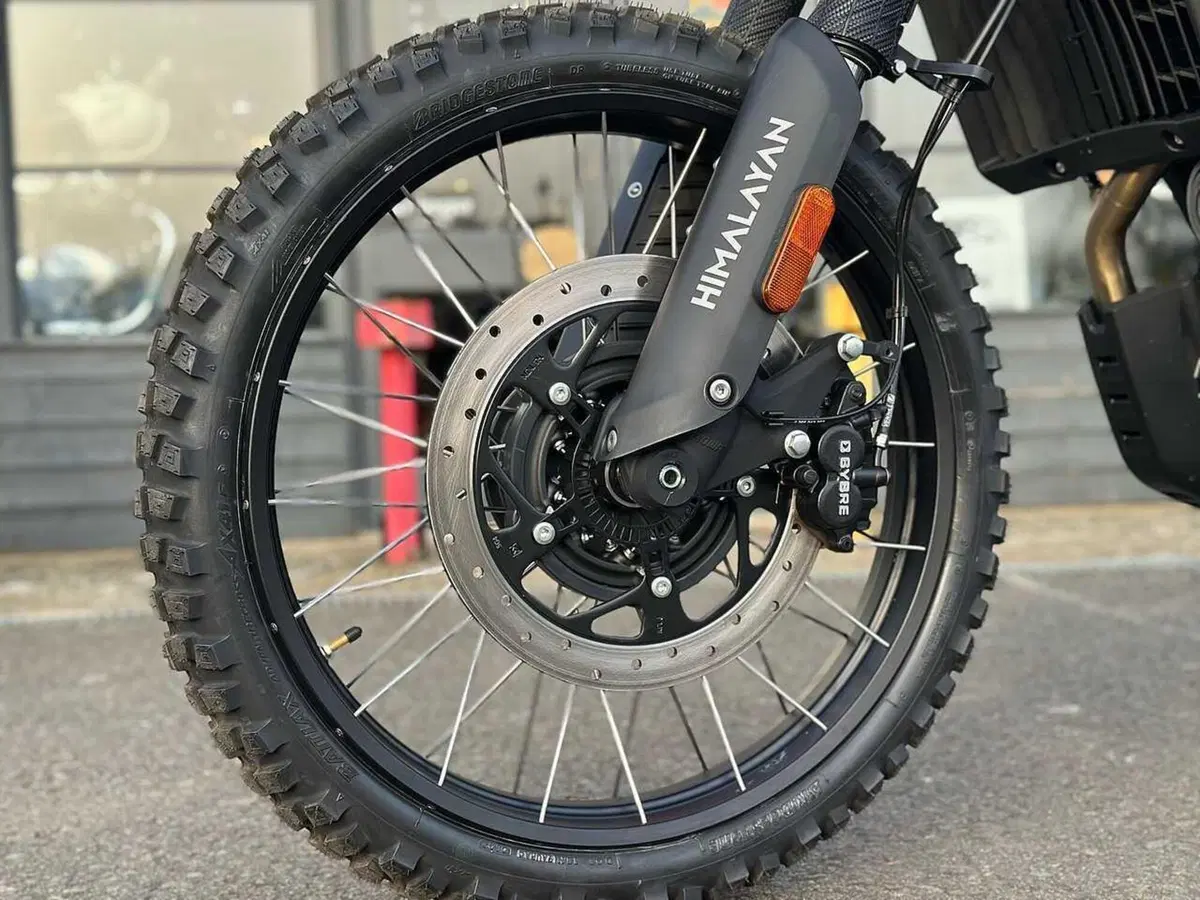 In Inghilterra la RE Himalayan 450 diventa Phantom Edition, per l'off-road estremo (5)