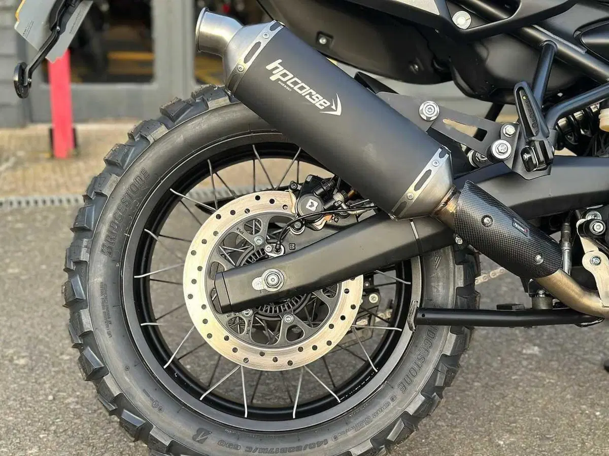 In Inghilterra la RE Himalayan 450 diventa Phantom Edition, per l'off-road estremo (7)