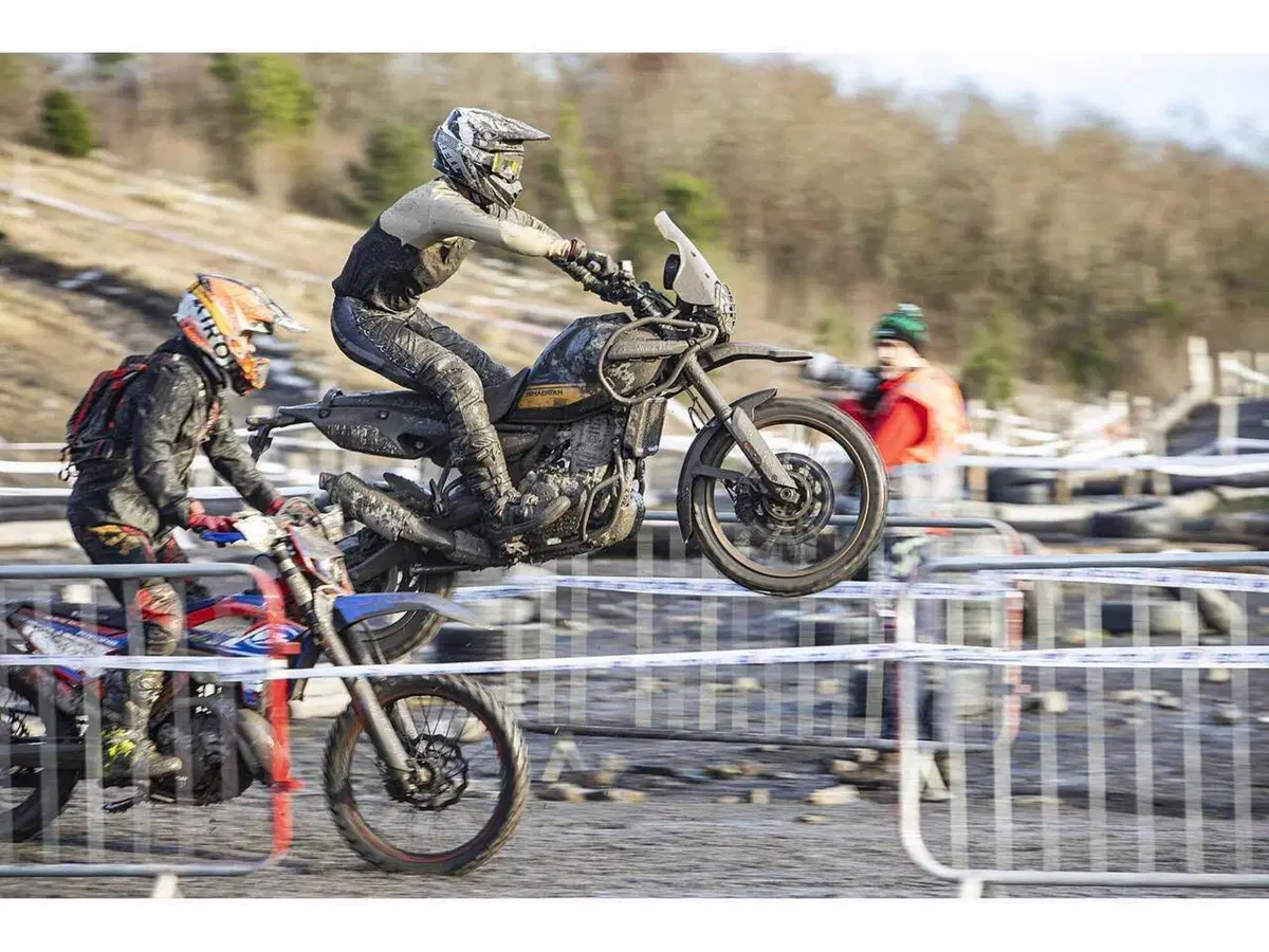 In Inghilterra la RE Himalayan 450 diventa Phantom Edition, per l'off-road estremo (9)