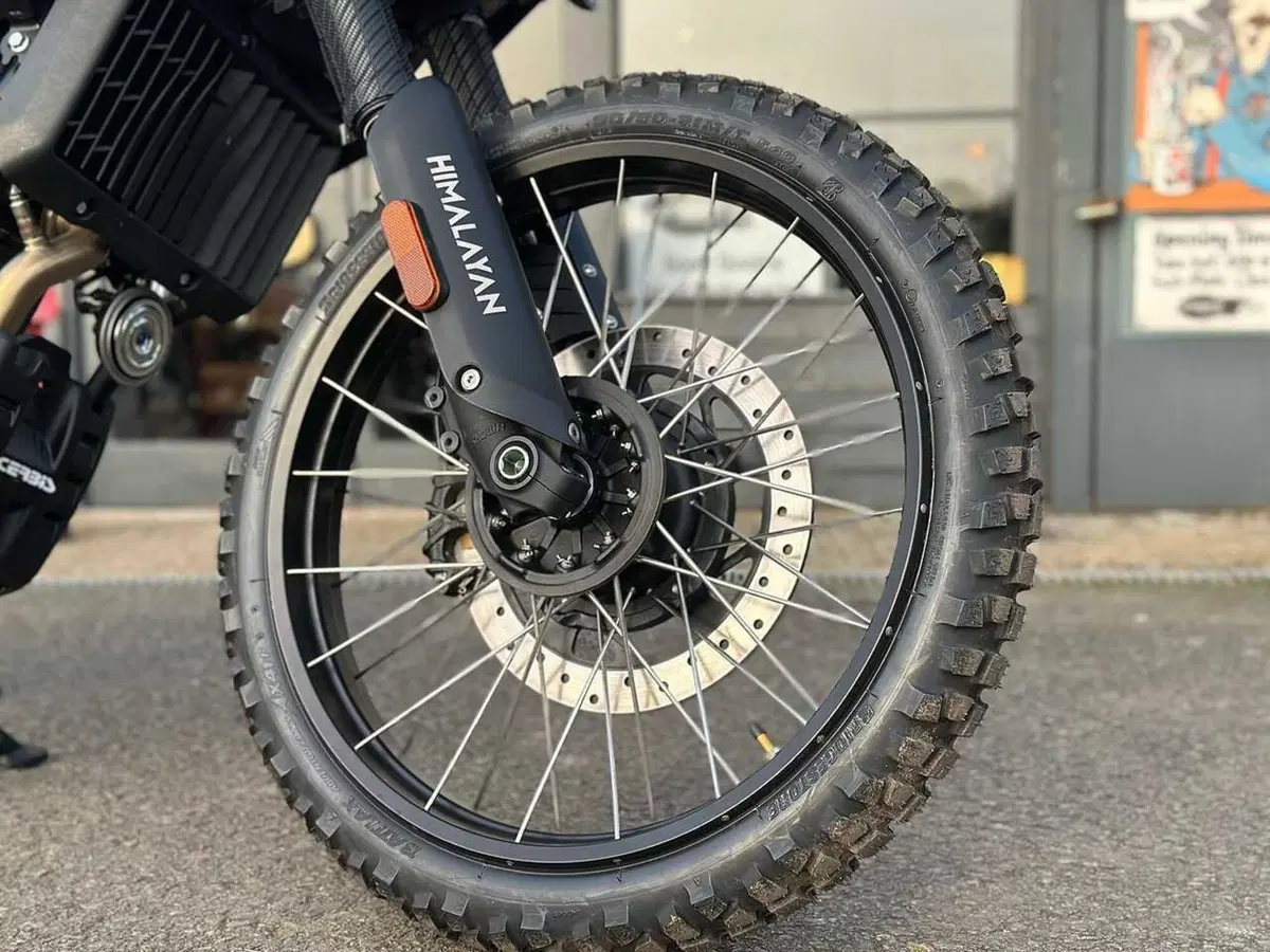 In Inghilterra la RE Himalayan 450 diventa Phantom Edition, per l'off-road estremo (11)