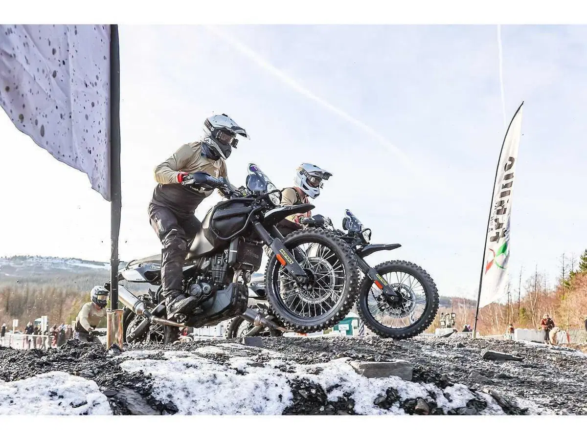 In Inghilterra la RE Himalayan 450 diventa Phantom Edition, per l'off-road estremo (12)