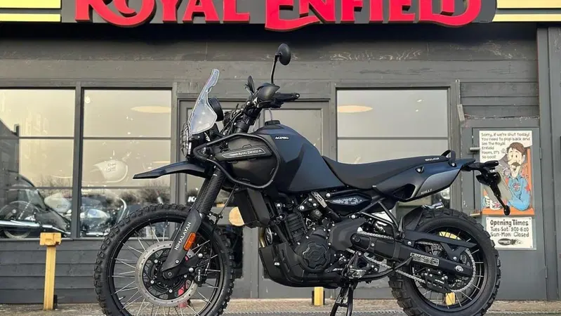 In Inghilterra la RE Himalayan 450 diventa Phantom Edition, per l'off-road estremo