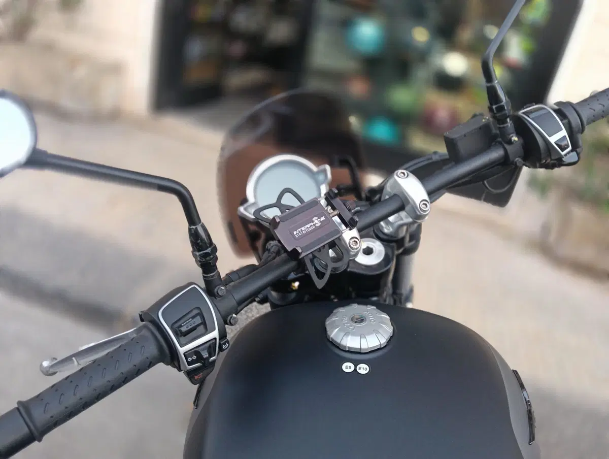 Moto Guzzi V9 Bobber (2021 - 25) (4)