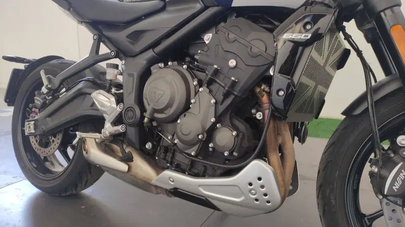 Triumph Trident 660 Triple Tribute Edition (2024) (3)