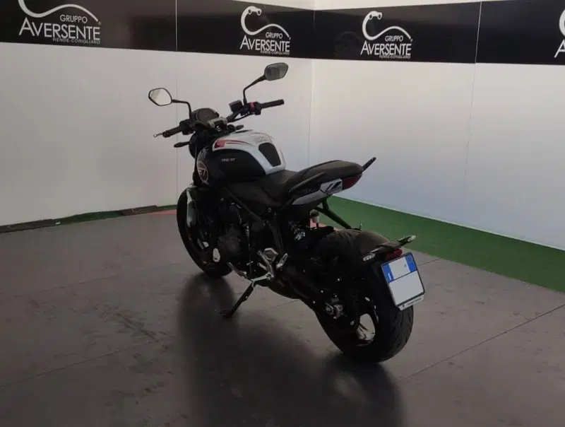 Triumph Trident 660 Triple Tribute Edition (2024) (9)