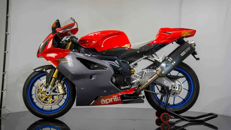 Aprilia RSV 1000 R Factory (2004 - 05) (2)