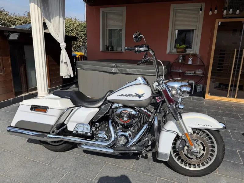 Harley-Davidson Road King CVO (2008) - FLHRSE4